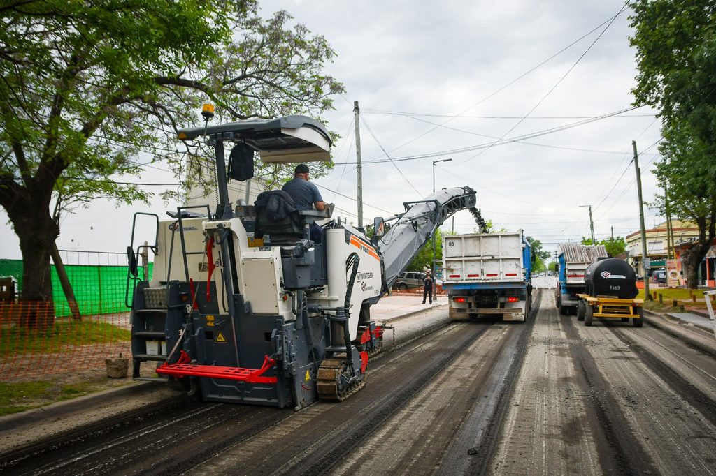 Histórica Obra | Arrancaron las trabajos de ensanche y repavimentación en la Avenida Sarmiento 4 Máquina fresadora removiendo la capa asfáltica vieja sobre la calzada.