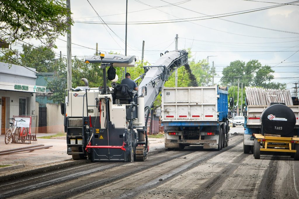 Histórica Obra | Arrancaron las trabajos de ensanche y repavimentación en la Avenida Sarmiento 5 Operario guiando la descarga de asfalto en camión volcador en la obra vial.