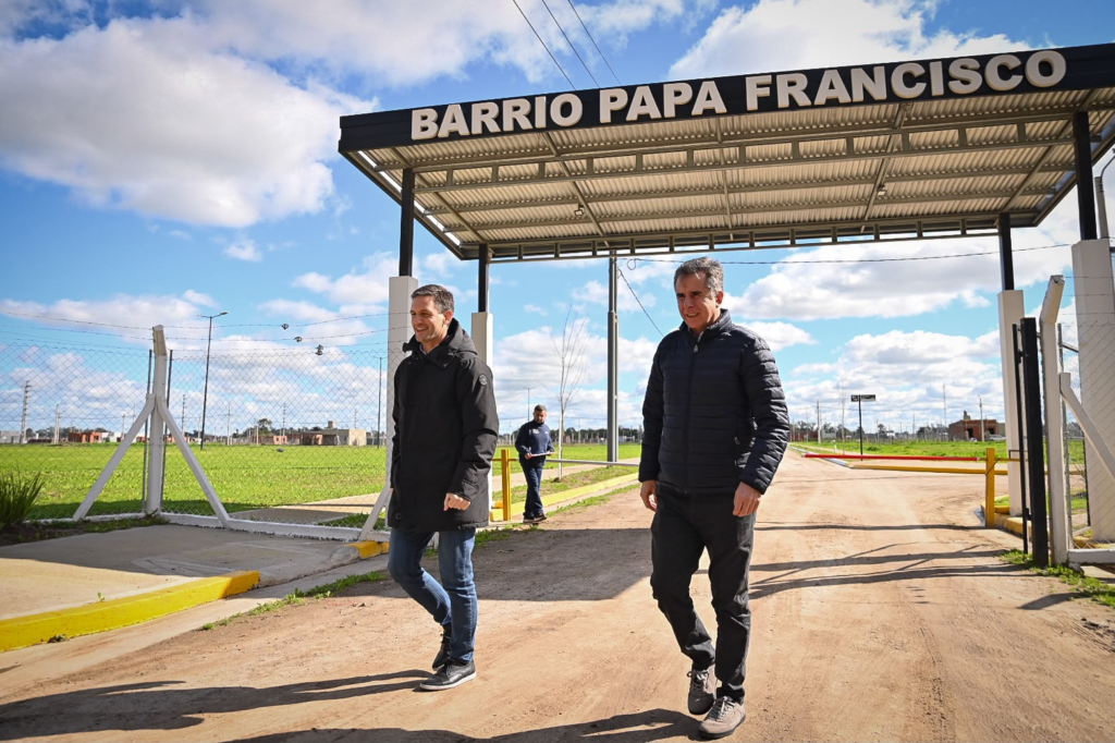 Entrada al Barrio Papa Francisco con el intendente Nicolás Mantegazza recorriendo el predio urbanizado de San Vicente.