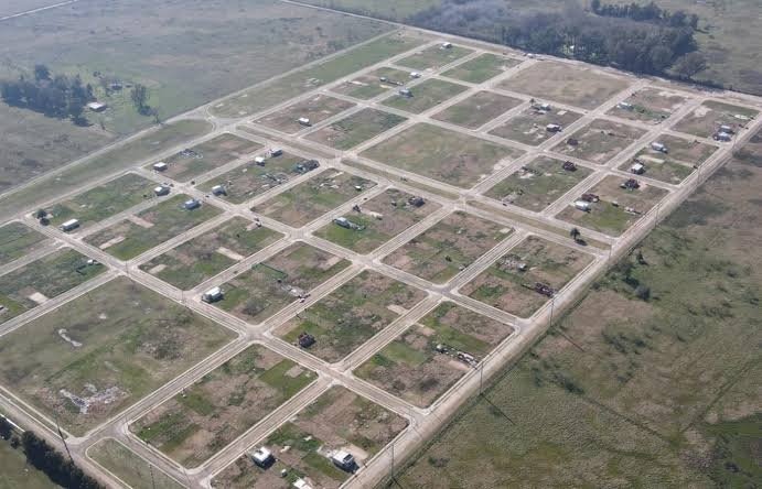 Firma de escrituras | Un verdadero golazo para 185 familias del barrio Papa Francisco 6 Vista aérea panorámica del desarrollo urbanístico y trazado de lotes del Barrio Papa Francisco en San Vicente.