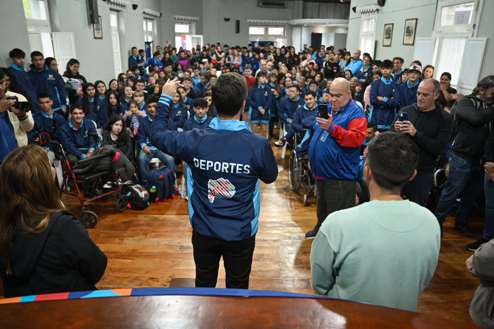 JJBB 2026 | Mantegazza encabezó la entrega de indumentaria a la delegación récord de San Vicente
