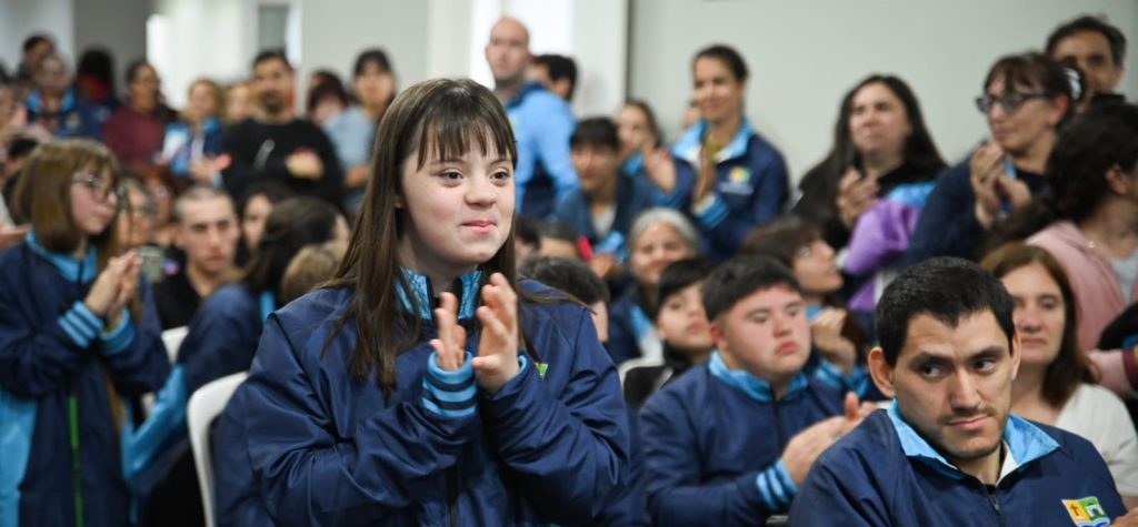 JJBB 2026 | Mantegazza encabezó la entrega de indumentaria a la delegación récord de San Vicente 3 Joven participante aplaudiendo con una sonrisa luciendo la campera oficial de San Vicente junto a sus compañeros.