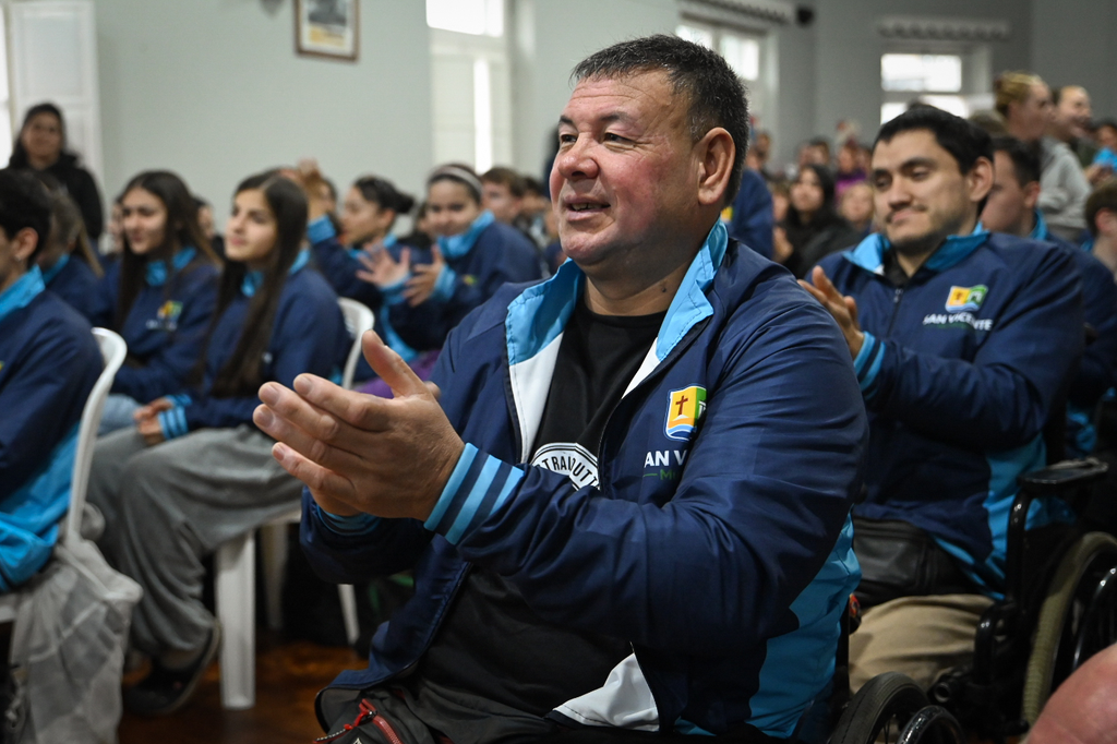 JJBB 2026 | Mantegazza encabezó la entrega de indumentaria a la delegación récord de San Vicente 4 Deportista en silla de ruedas aplaudiendo sonriente con la campera municipal de San Vicente durante el acto institucional.