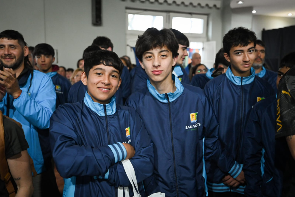 JJBB 2026 | Mantegazza encabezó la entrega de indumentaria a la delegación récord de San Vicente 5 Jóvenes deportistas posando juntos con las camperas oficiales azules y celestes listas para viajar.