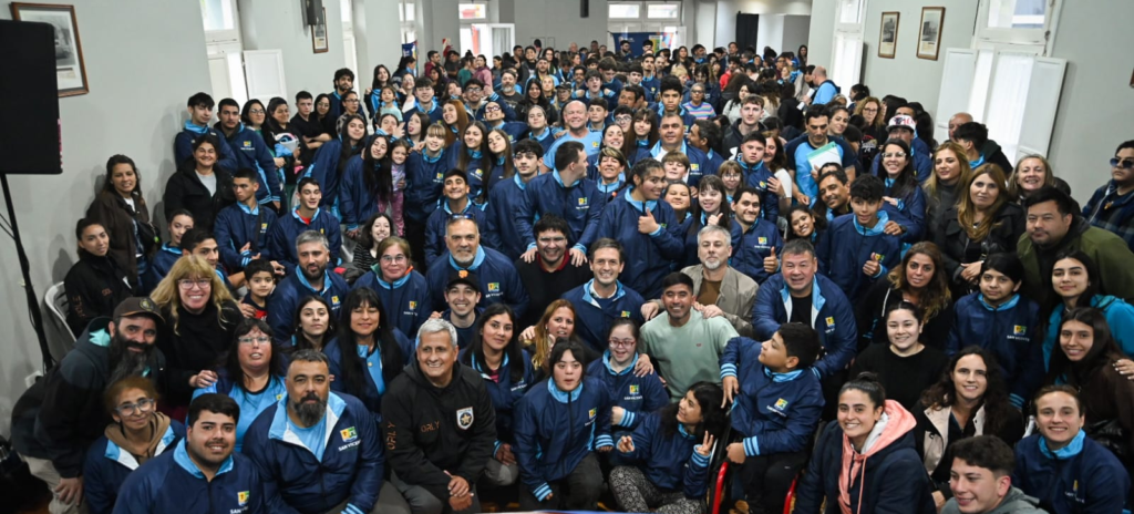 JJBB 2026 | Mantegazza encabezó la entrega de indumentaria a la delegación récord de San Vicente 6 Foto grupal panorámica de toda la delegación de San Vicente con autoridades municipales, profesores y deportistas con la indumentaria oficial.