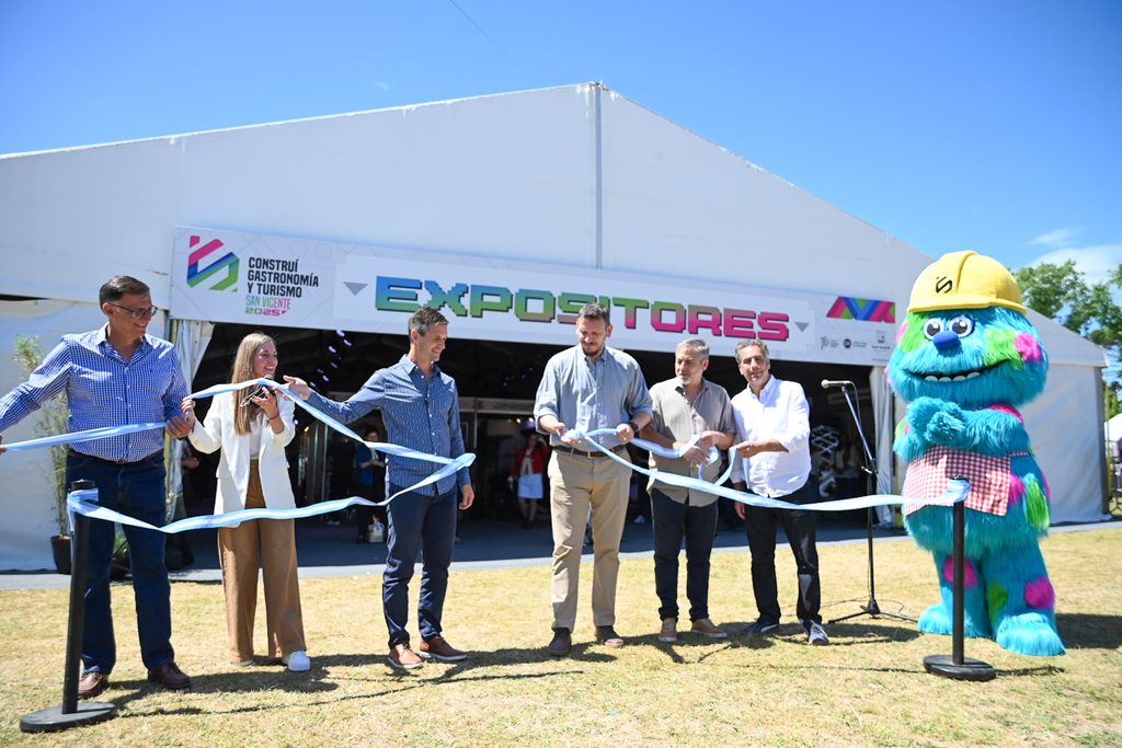Empresas y profesionales del sector de la construcción en una feria de exposición comercial.