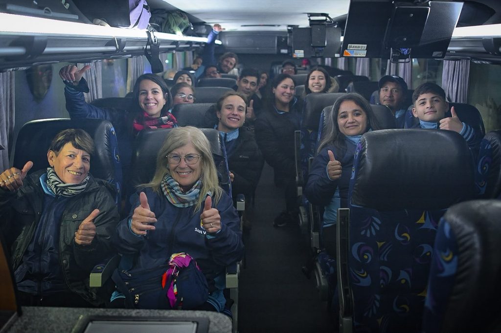 FINALES 2026 | San Vicente partió rumbo a las finales de los Juegos Bonaerenses 4 Participantes y adultos mayores de San Vicente saludando sonrientes sentados con entusiasmo adentro del micro de viaje