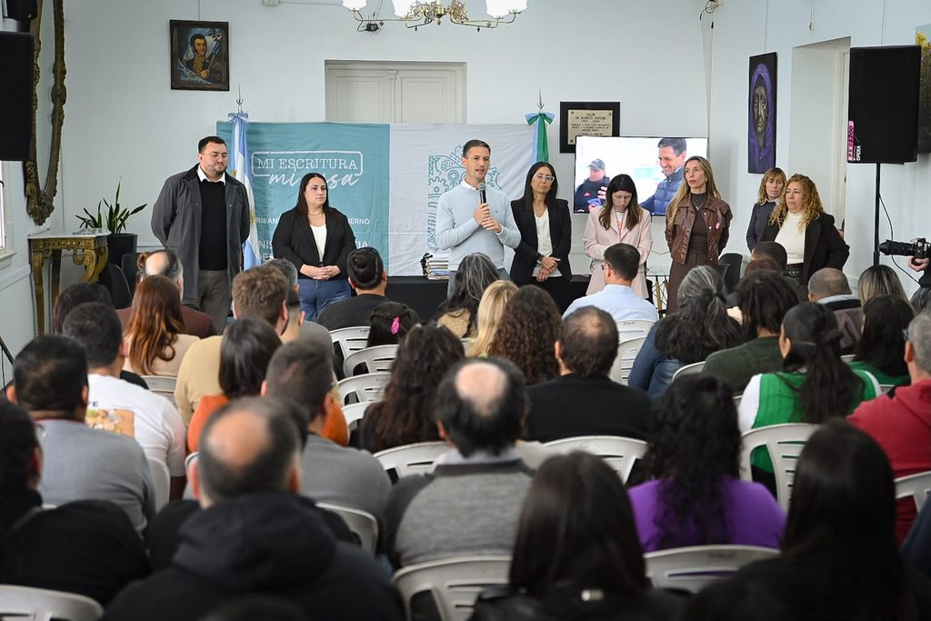 Firma de escrituras | Un verdadero golazo para 185 familias del barrio Papa Francisco 3 Acto oficial de firma de escrituras encabezado por Nicolás Mantegazza y Daniela Lassalle en el Salón Gaetani.
