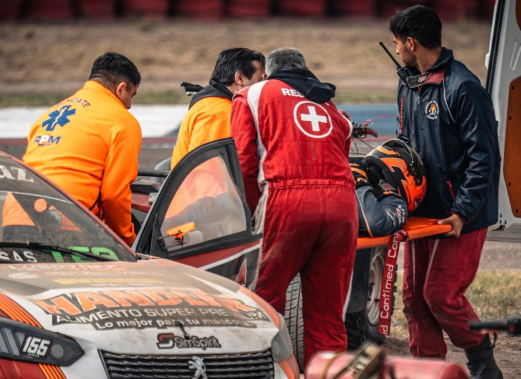 LA IMAGEN QUE PREOCUPÓ A TODOS. IANSA ES ASITIDO POR PERSONAL MÉDICO Y AUXILIARES DE PISTA TRAS EL CHOQUE CON MARCHESIN 
