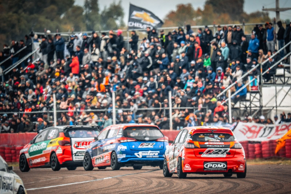 El Peugeot 208 de Gastón Iansa en pista superando rivales en el autódromo de Mendoza.