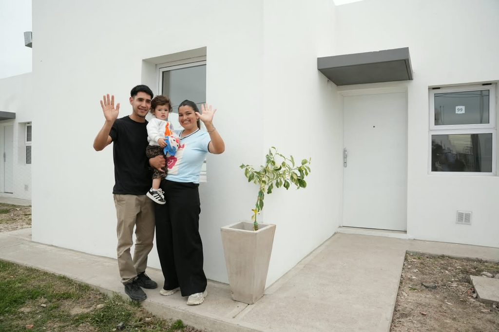 Detalle de fachada e infraestructura urbana en el complejo habitacional de Alejandro Korn