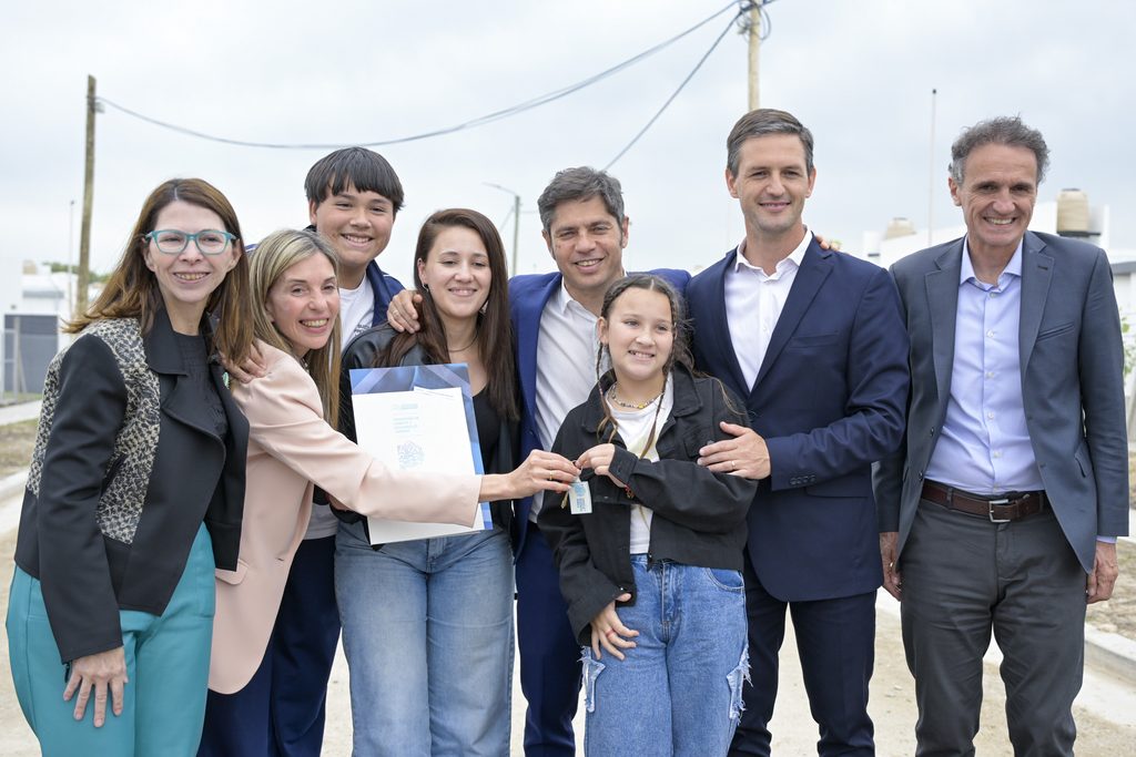 Familias beneficiarias recibiendo las llaves de las nuevas viviendas en Alejandro Korn