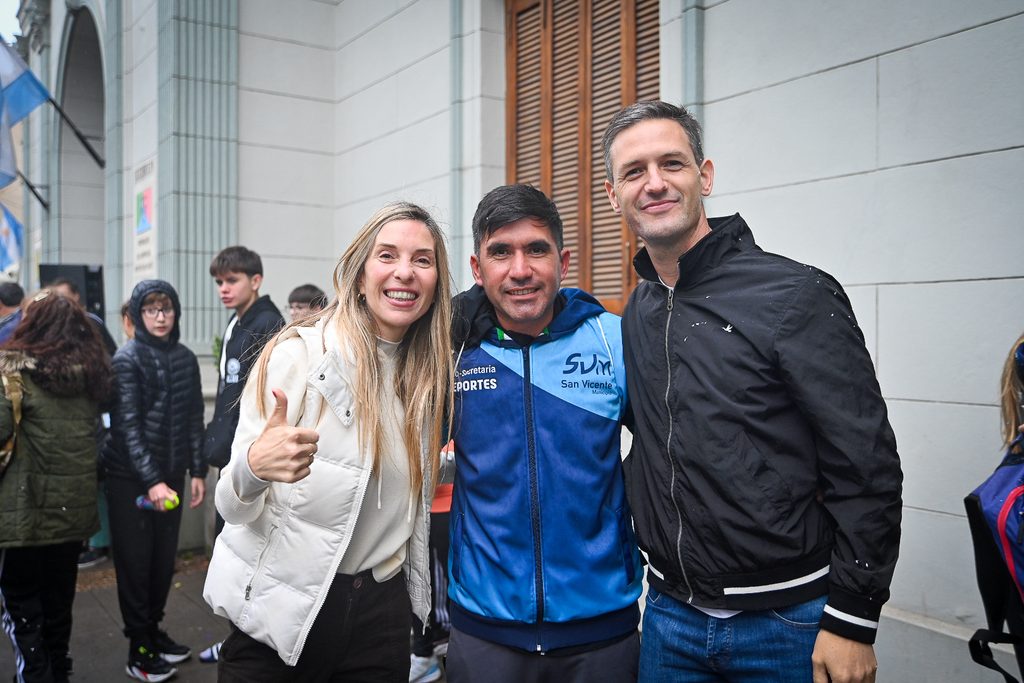 ¡Histórico! | San Vicente escaló al puesto 11 en los Juegos Bonaerenses con un récord memorable de 32 medallas 4 Intendente Nicolás Mantegazza, cponcejala daniela Lasalle y subsecretario de Deportes Cristian Gómez en el regreso a San Vicente