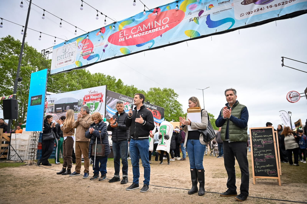 ÉXITO TOTAL | La 15° Fiesta de la Mozzarella reafirmó la identidad y el motor productivo de San Vicente 9 Apertura oficial de la Fiesta de la Mozzarella con el Intendente Nicolás Mantegazza y las autoridades del CAS