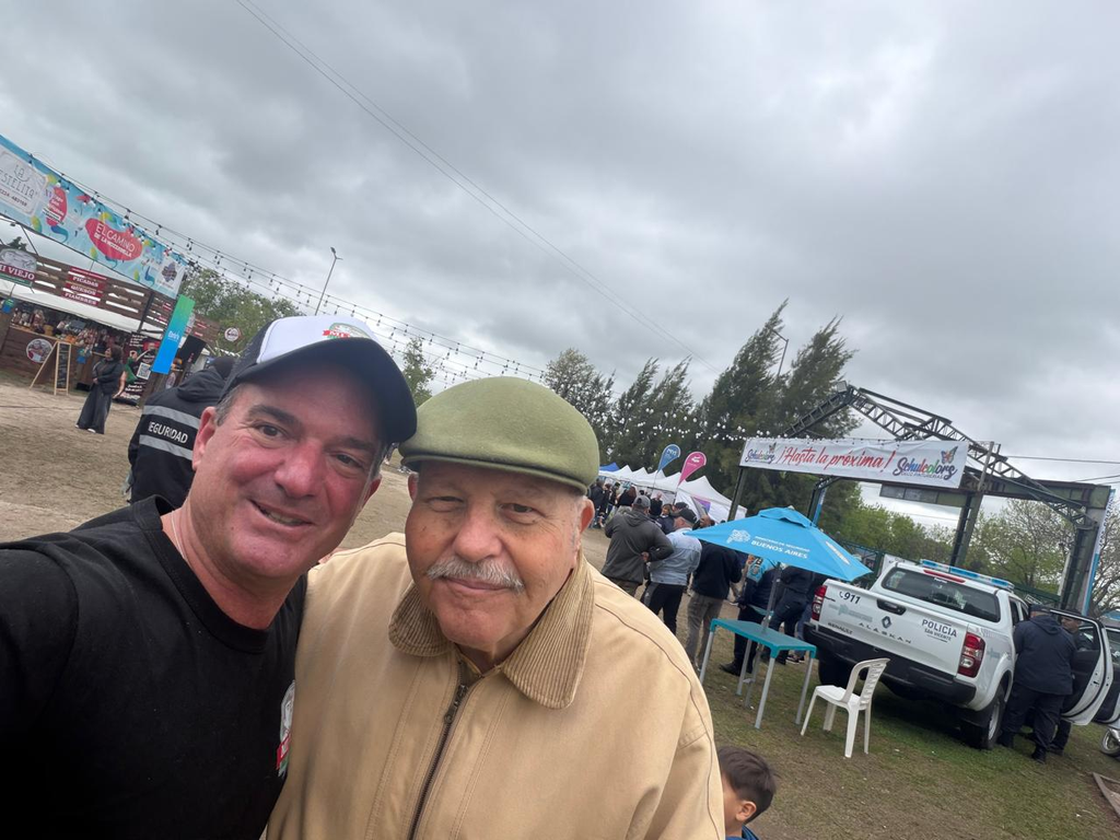 ÉXITO TOTAL | La 15° Fiesta de la Mozzarella reafirmó la identidad y el motor productivo de San Vicente 7 Ignacio Nacho Contreras en el stand de Lácteos Mi Viejo durante la Fiesta de la Mozzarella junto al vecino Caito Corti