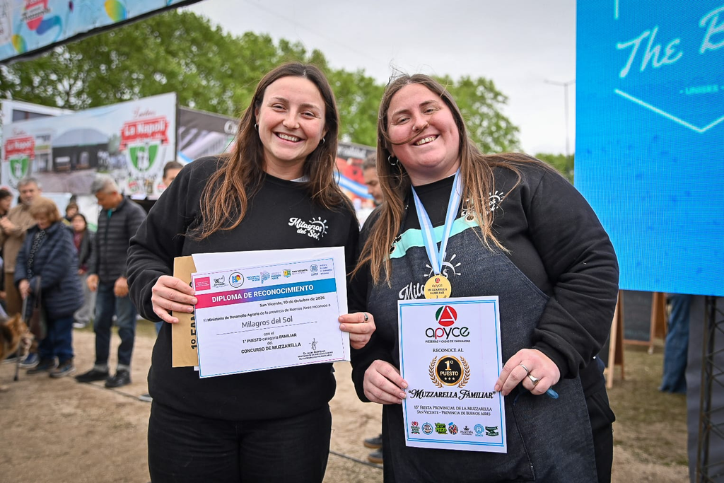 ÉXITO TOTAL | La 15° Fiesta de la Mozzarella reafirmó la identidad y el motor productivo de San Vicente 3 Entrega de premios y medallas a los ganadores del concurso de mozzarella en San Vicente.