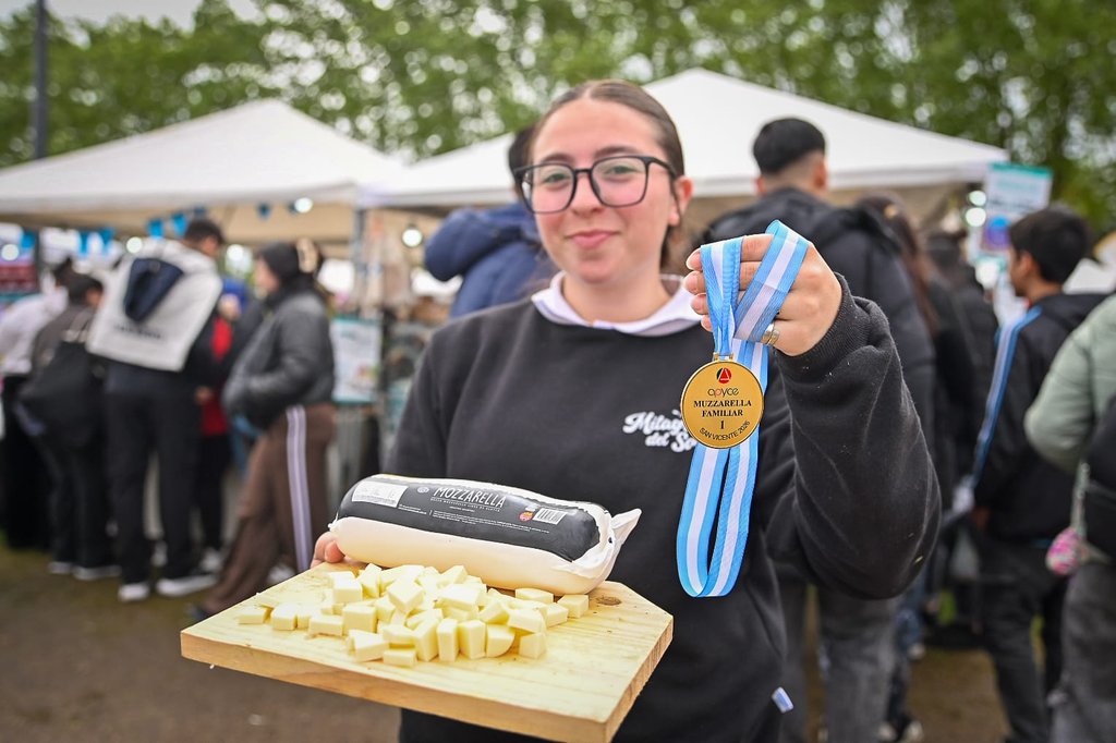 ÉXITO TOTAL | La 15° Fiesta de la Mozzarella reafirmó la identidad y el motor productivo de San Vicente 4 Entrega de premios y medallas a los ganadores del concurso de mozzarella en San Vicente.