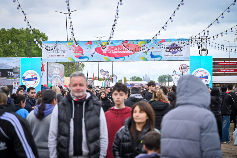 Vista panorámica del Predio Ferial Vieja Estación colmado de público en la 15 Fiesta de la Mozzarella de San Vicente.