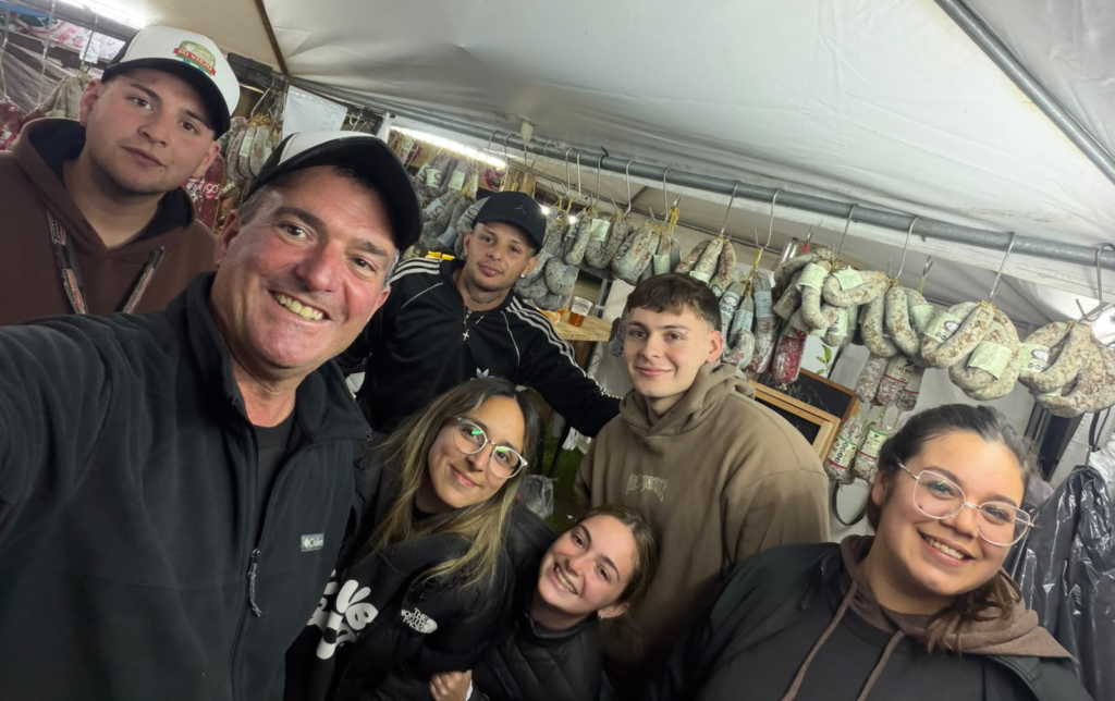 ÉXITO TOTAL | La 15° Fiesta de la Mozzarella reafirmó la identidad y el motor productivo de San Vicente 5 Ignacio Nacho Contreras en el stand de Lácteos Mi Viejo con todo el personal durante la Fiesta de la Mozzarella.