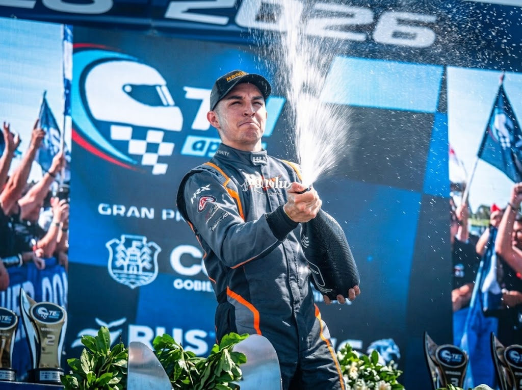 Sintonía Sur | Noticias al instante 51 Gastón Iansa con buzo antiflama festejando en lo alto del podio de Turismo Nacional Clase 2.