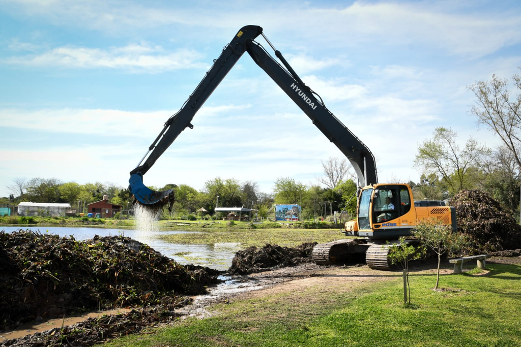 Trabajos de limpieza y conservación con retroexcavadora en la ribera de la Laguna de San Vicente.