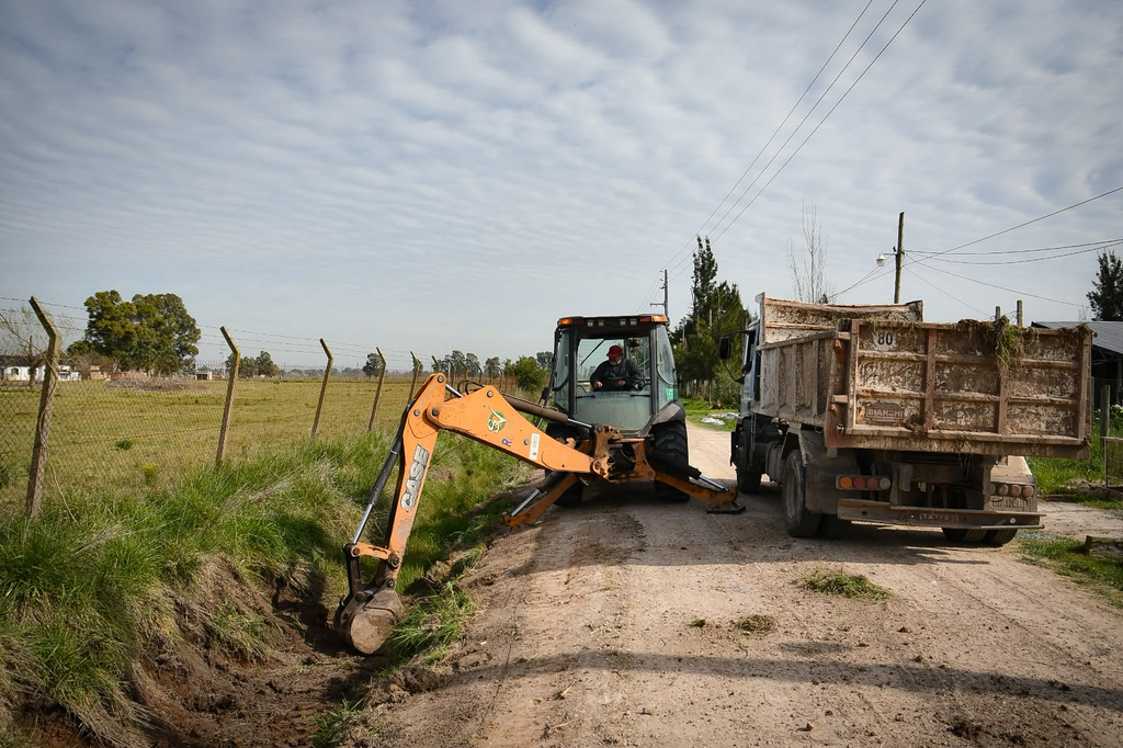 Maquinaria pesada ejecutando zanjeo y limpieza pluvial en el barrio Sargento Cabral.