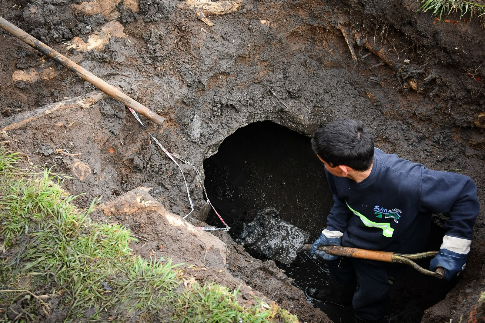 Cuadrillas municipales realizando tareas de zanjeo y desobstrucción de conductos en San Vicente.
