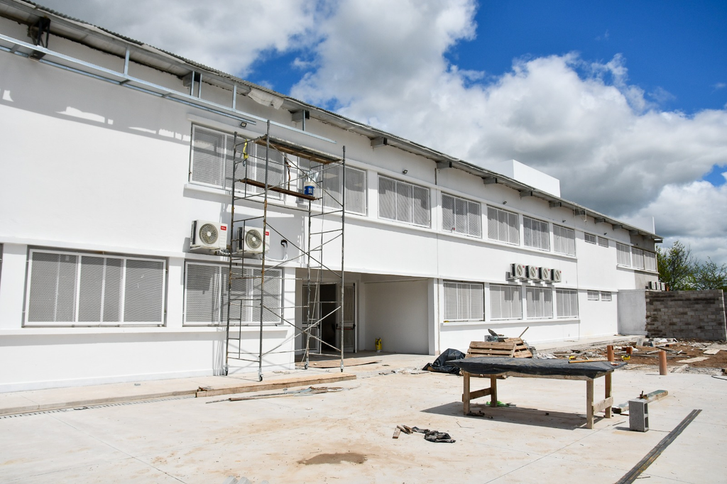 Fachada de dos plantas en construcción del nuevo edificio de la Escuela Secundaria 11 en el barrio La Esperanza de Alejandro Korn