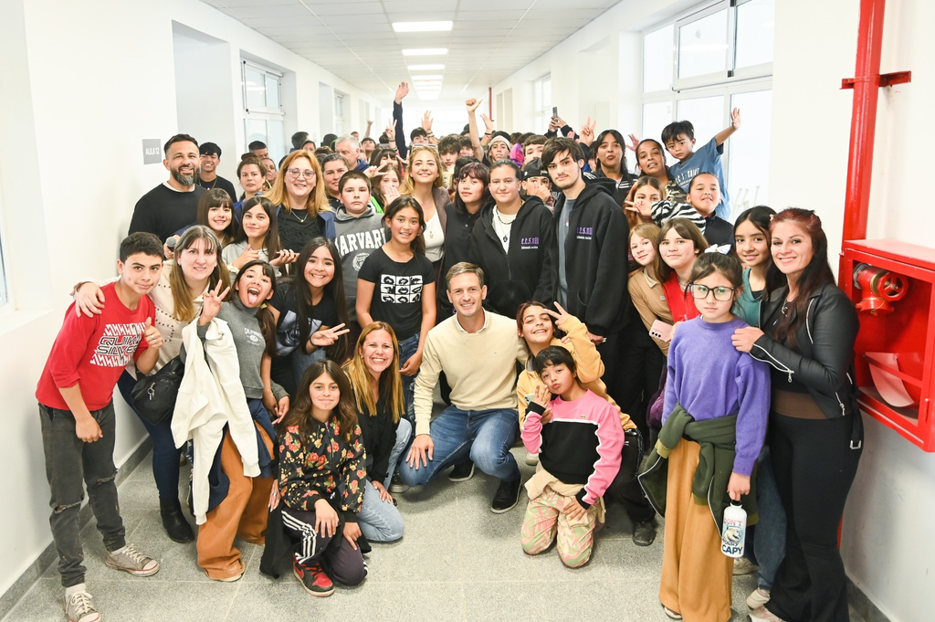 Estudiantes y docentes recorriendo el pasillo interno junto a las autoridades municipales