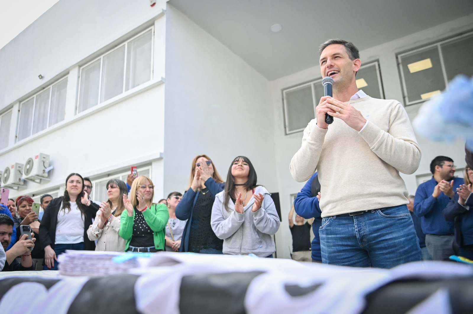 Sintonía Sur | Noticias al instante 64 El intendente Nicolás Mantegazza dirigiéndose a la comunidad educativa durante la recorrida por la nueva Escuela Secundaria 11 de Alejandro Korn