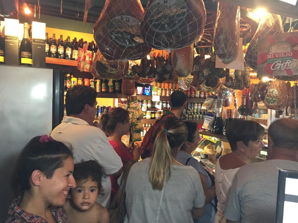 LÁCTEOS MI VIEJO | La pasión que nace en el tambo y se cuelga en el corazón de la gente 7 Los locales de Lácteos Mi Viejo siempre repletos de clientes
