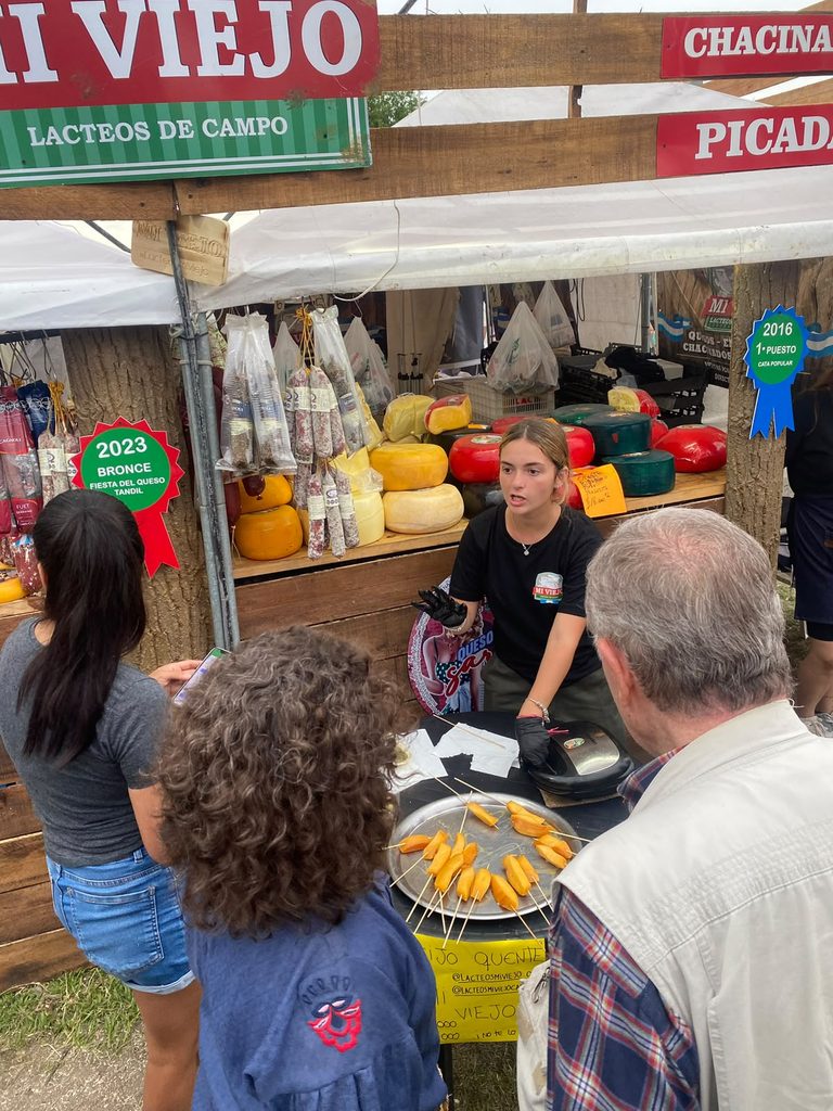 LÁCTEOS MI VIEJO | La pasión que nace en el tambo y se cuelga en el corazón de la gente 8 Degustando sus quesos en la Fiesta de la Mozzarella