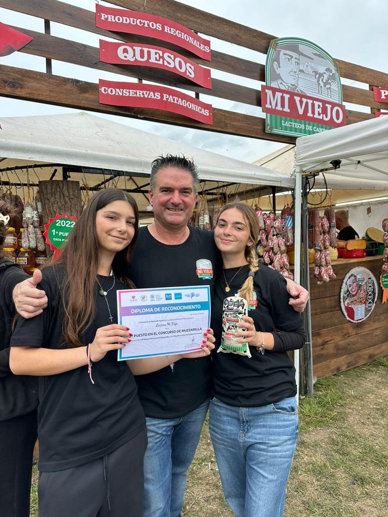 LÁCTEOS MI VIEJO | La pasión que nace en el tambo y se cuelga en el corazón de la gente 5 Ignacio Contreras con sus hijas desde la primer fiesta de la Mozzarella en el Coelgio San José en 2009 con Lácteos Mi Viejo