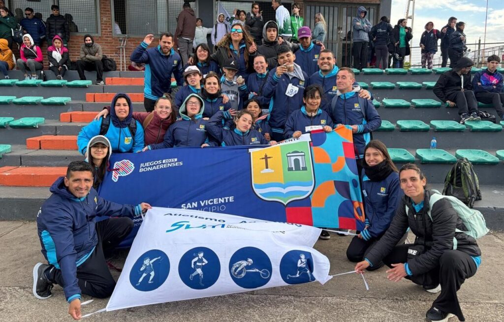 COSECHA HISTÓRICA | La brillante actuación de los atletas PCD de San Vicente quiebra todos los récords en Mar del Plata 3 Delegación de atletas PCD de San Vicente celebrando en las gradas del estadio de atletismo de Mar del Plata con la bandera distrital.