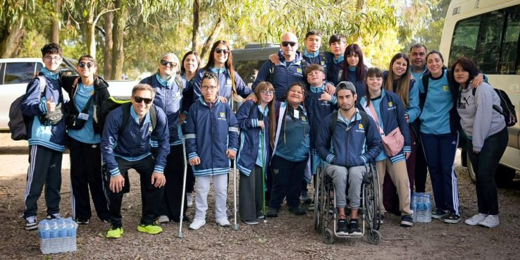 COSECHA HISTÓRICA | La brillante actuación de los atletas PCD de San Vicente quiebra todos los récords en Mar del Plata 5 Atletas y entrenadores de la delegación adaptada de San Vicente reunidos junto a la combi de traslado.