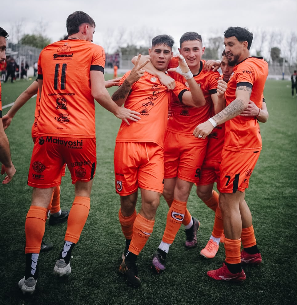 PRIMERA C | Estrella del Sur no se baja de la ilusión y va por más. 3 R López autor de uno de los goles de Estrella del Sur frente a Juventud Unidad