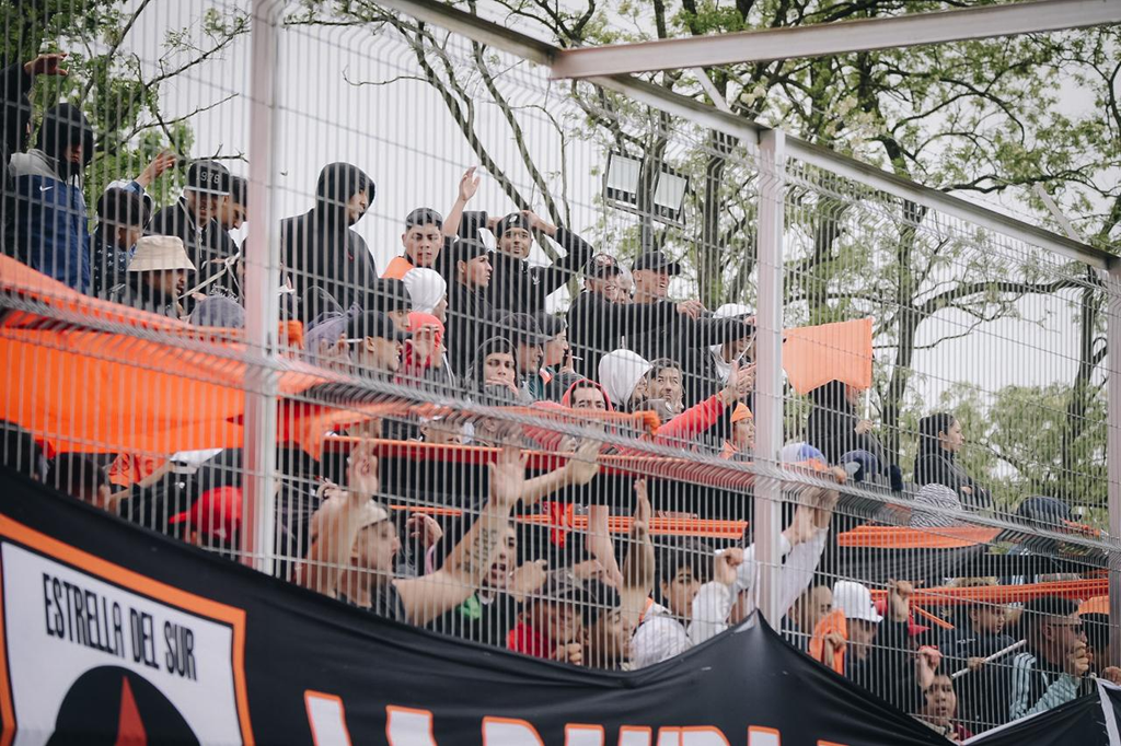 PRIMERA C | Estrella del Sur no se baja de la ilusión y va por más. 5 El simpatizante de Estrella del Sur en las tribunas del Estadio Ciudad de San Vicente