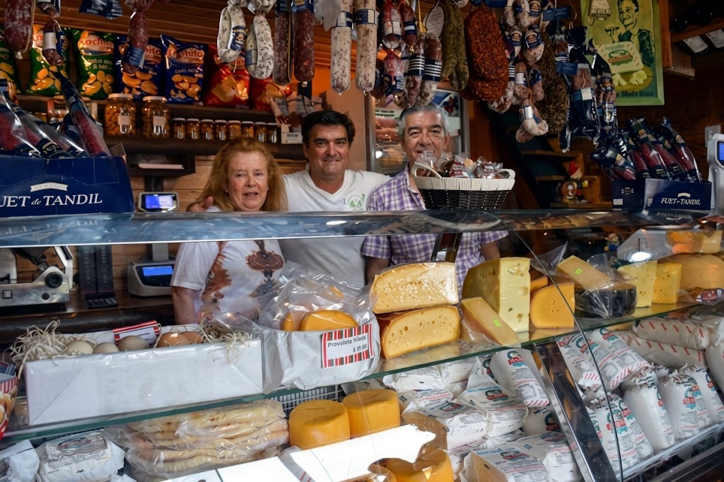 LÁCTEOS MI VIEJO | La pasión que nace en el tambo y se cuelga en el corazón de la gente 9 Susana, Ignacio y Ricardo. Todo el emblema de la empresa Lácteos Mi Viejo, posando en uno de sus puntos de venta