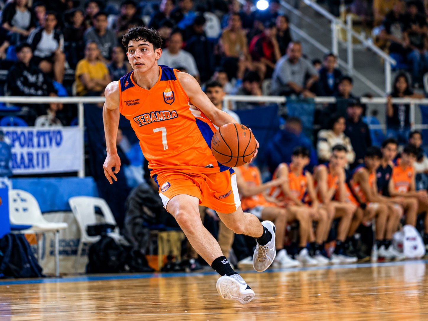 Tiziano Galeone festejando con la selección de básquet de La Plata U13 