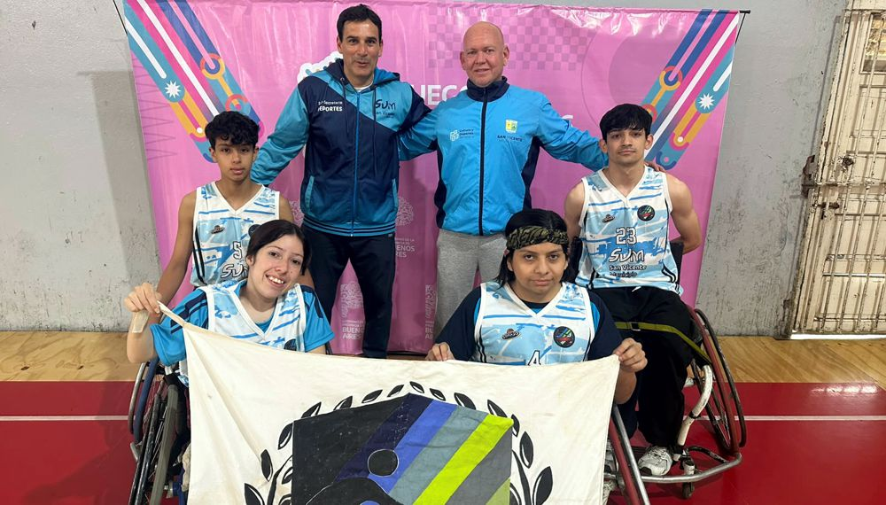 COSECHA HISTÓRICA | La brillante actuación de los atletas PCD de San Vicente quiebra todos los récords en Mar del Plata 6 Equipo de básquet adaptado Héroes sobre ruedas de San Vicente posando con sus profesores y la bandera oficial en el microestadio.