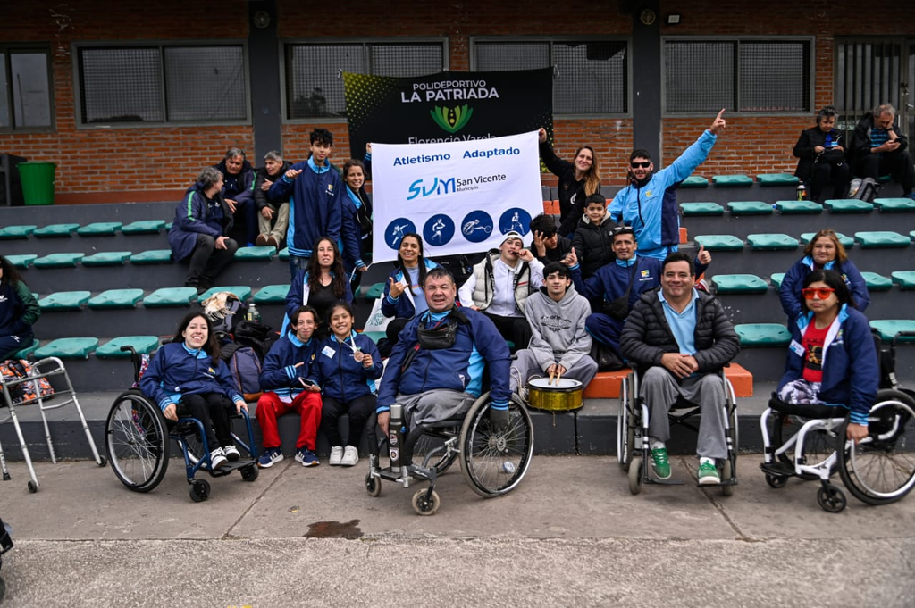 ¡Histórico! | San Vicente escaló al puesto 11 en los Juegos Bonaerenses con un récord memorable de 32 medallas 5 Deportistas convencionales y adaptados compartiendo en las gradas de la pista de Atletismo en Mar del Plata.