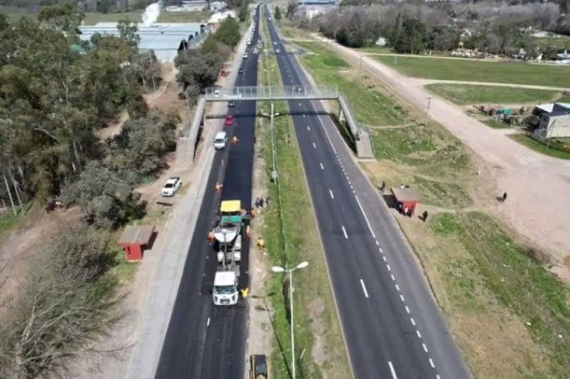 Peaje en la Ruta 6 | Comienza a funcionar el nuevo sistema sin barreras ni cabinas 5 Tránsito fluido de vehículos y camiones sobre la calzada de la Autovía Provincial 6.